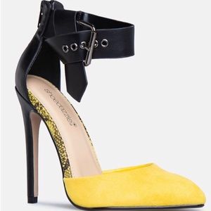 NWOT - never worn, gorgeous yellow and black snakeskin print accents